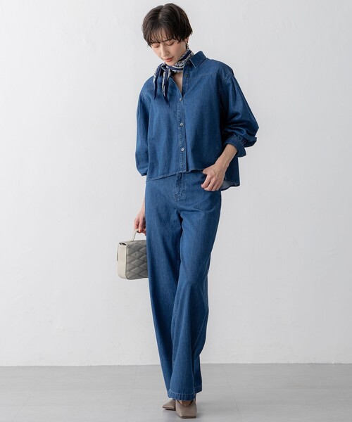 23区(ニジュウサンク)の「【Oggi3月号掲載/洗える】ライトダンガリー クロップド ボリュームスリーブ シャツ(シャツ/ブラウス・レディース・ターコイズブルー系/スカイブルー系・38)」の11枚目の写真