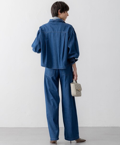 23区(ニジュウサンク)の「【Oggi3月号掲載/洗える】ライトダンガリー クロップド ボリュームスリーブ シャツ(シャツ/ブラウス・レディース・ターコイズブルー系/スカイブルー系・38)」の13枚目の写真