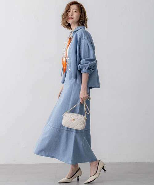 23区(ニジュウサンク)の「【Oggi3月号掲載/洗える】ライトダンガリー クロップド ボリュームスリーブ シャツ(シャツ/ブラウス・レディース・ターコイズブルー系/スカイブルー系・38)」の19枚目の写真