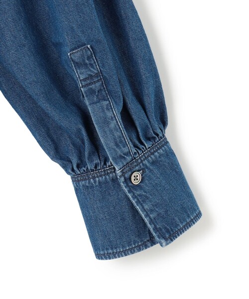 23区(ニジュウサンク)の「【Oggi3月号掲載/洗える】ライトダンガリー クロップド ボリュームスリーブ シャツ(シャツ/ブラウス・レディース・ターコイズブルー系/スカイブルー系・38)」の4枚目の写真