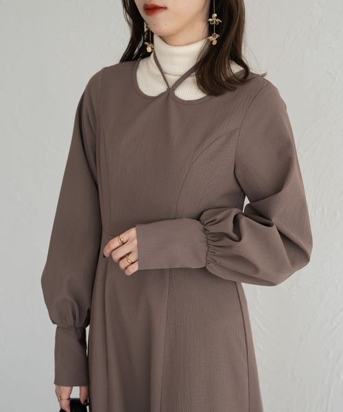 raffime（ラフィミー）の「バルーンスリーブチョーカーフレアワンピース（ワンピース・レディース・ライトベージュ/ブラック/ライトブラウン・MEDIUM/SMALL）」の6枚目の写真