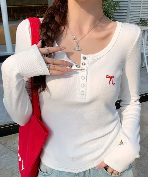 kirakiraShop(キラキラショップ)の「リボン 刺繍 ヘンリーネック ロング Tシャツ(Tシャツ/カットソー・レディース・ホワイト/ブルー/グリーン/杢グレー/クリーム/ブラック・FREE)」の2枚目の写真