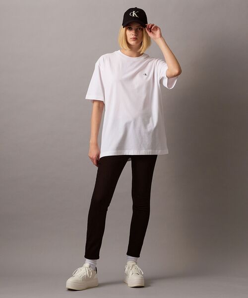 Calvin Klein(カルバン・クライン)の「【ユニセックス】バックロゴ ショートスリープ Tシャツ(Tシャツ/カットソー・メンズ・ベージュ/ブラック/ホワイト・S/XL/L/M/XS)」の16枚目の写真