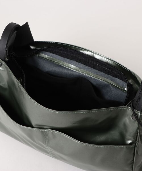 Jack Gomme（ジャックゴム）の「【JACK GOMME/ジャックゴム】ショルダーバッグ ボディーバッグ メッセンジャー バッグ NICO（ショルダーバッグ・レディース・カーキ/ゴールド/ブラック/ガンメタ/ホワイト/レッド/ブルー/ライトブルー・FREE）」の11枚目の写真