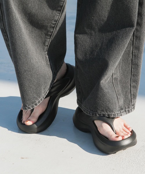 SENSE OF PLACE by URBAN RESEARCH（センスオブプレイスバイアーバンリサーチ）の「『WEB限定』トングクッションサンダル（サンダル・レディース・ブラック・23.5/24.5）」の2枚目の写真