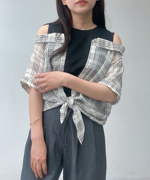 AS KNOW AS plus(アズノゥアズプラス)の「●2WAYドッキング半袖シアーシャツ(シャツ/ブラウス・レディース・オフホワイト/アイボリー系/ブルー系/イエロー系/カーキ/ピンク系/ネイビー系/ブラック系/ブルー系1・FREE)」の4枚目の写真