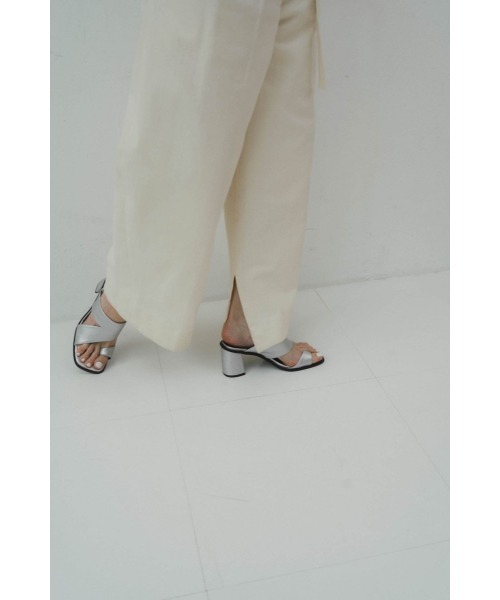 Knuth Marf（クヌースマーフ）の「asymmetry heel sandal（サンダル・レディース・シルバー/ブラック・24/23/25）」の4枚目の写真