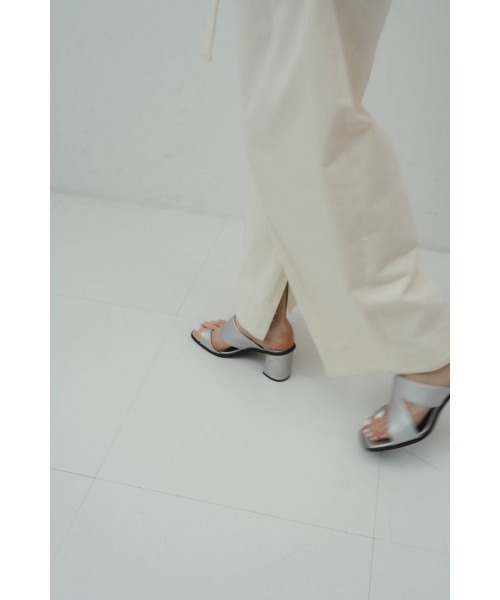 Knuth Marf（クヌースマーフ）の「asymmetry heel sandal（サンダル・レディース・シルバー/ブラック・24/23/25）」の5枚目の写真