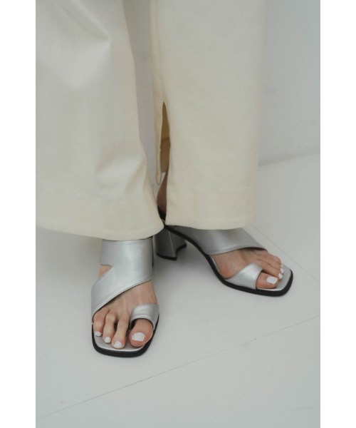 Knuth Marf（クヌースマーフ）の「asymmetry heel sandal（サンダル・レディース・シルバー/ブラック・24/23/25）」の6枚目の写真