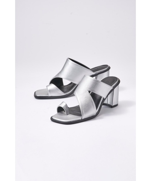 Knuth Marf（クヌースマーフ）の「asymmetry heel sandal（サンダル・レディース・シルバー/ブラック・24/23/25）」の11枚目の写真