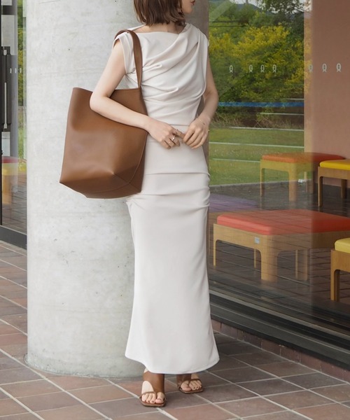 LAULEN（ローレン）の「asymmetry shoulder drape tops /アシンメトリーショルダータックドレープトップス（Tシャツ/カットソー・レディース・ブラック/アイボリー・FREE）」の8枚目の写真