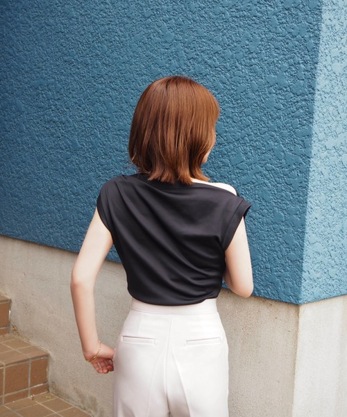LAULEN（ローレン）の「asymmetry shoulder drape tops /アシンメトリーショルダータックドレープトップス（Tシャツ/カットソー・レディース・ブラック/アイボリー・FREE）」の17枚目の写真