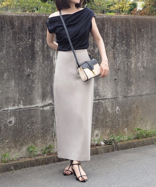 LAULEN（ローレン）の「asymmetry shoulder drape tops /アシンメトリーショルダータックドレープトップス（Tシャツ/カットソー・レディース・ブラック/アイボリー・FREE）」の22枚目の写真