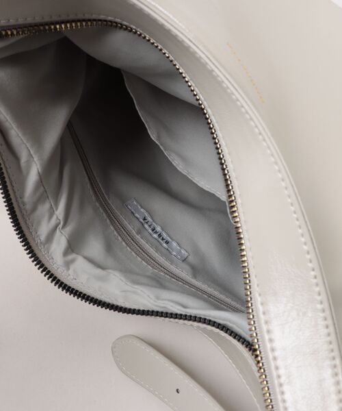 BARRETTA(バレッタ)の「フェイクレザーワンショルダーバッグ(ショルダーバッグ・レディース・ブラック/アイボリー・FREE)」の6枚目の写真