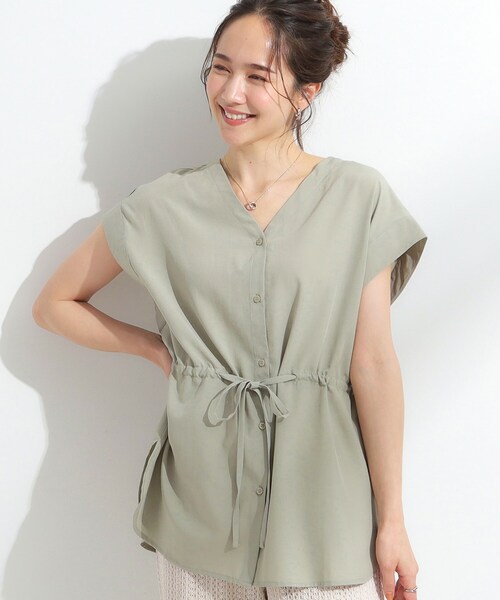SHOO・LA・RUE(シューラルー)の「【S-LL】シルエットが変えられる ウエストリボンブラウス(シャツ/ブラウス・レディース・オリーブ/ブラック/アイボリー・04/03/02/01)」の1枚目の写真