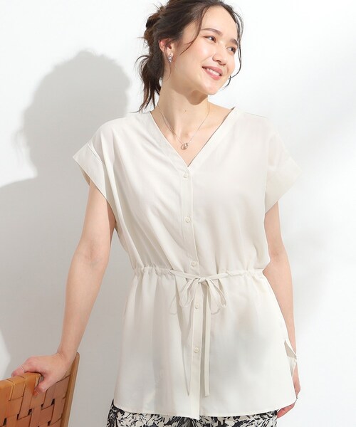 SHOO・LA・RUE(シューラルー)の「【S-LL】シルエットが変えられる ウエストリボンブラウス(シャツ/ブラウス・レディース・オリーブ/ブラック/アイボリー・04/03/02/01)」の2枚目の写真