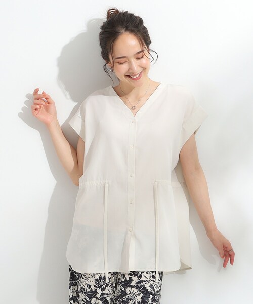 SHOO・LA・RUE(シューラルー)の「【S-LL】シルエットが変えられる ウエストリボンブラウス(シャツ/ブラウス・レディース・オリーブ/ブラック/アイボリー・04/03/02/01)」の4枚目の写真