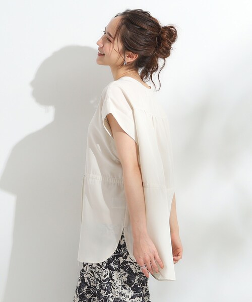 SHOO・LA・RUE(シューラルー)の「【S-LL】シルエットが変えられる ウエストリボンブラウス(シャツ/ブラウス・レディース・オリーブ/ブラック/アイボリー・04/03/02/01)」の5枚目の写真