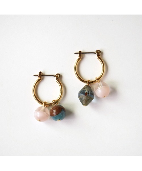 tone(トーン)の「【colore】チェコビーズとカラーストーンのフープピアス(MA)(ピアス(両耳用)・レディース・ピンク系その他・FREE)」の1枚目の写真
