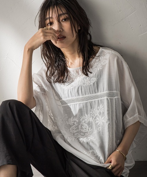 MAYSON GREY(メイソングレイ)の「ボタニカル刺繍ドルマンブラウス≪手洗い可能≫(シャツ/ブラウス・レディース・ホワイト/チャコールグレー/ブラック・M)」の2枚目の写真