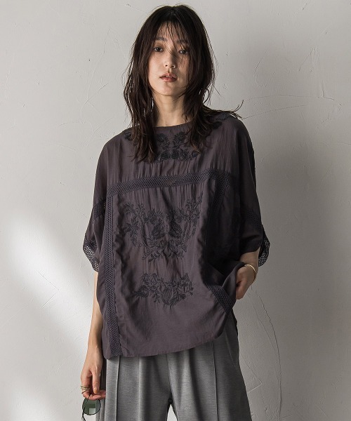 MAYSON GREY(メイソングレイ)の「ボタニカル刺繍ドルマンブラウス≪手洗い可能≫(シャツ/ブラウス・レディース・ホワイト/チャコールグレー/ブラック・M)」の1枚目の写真