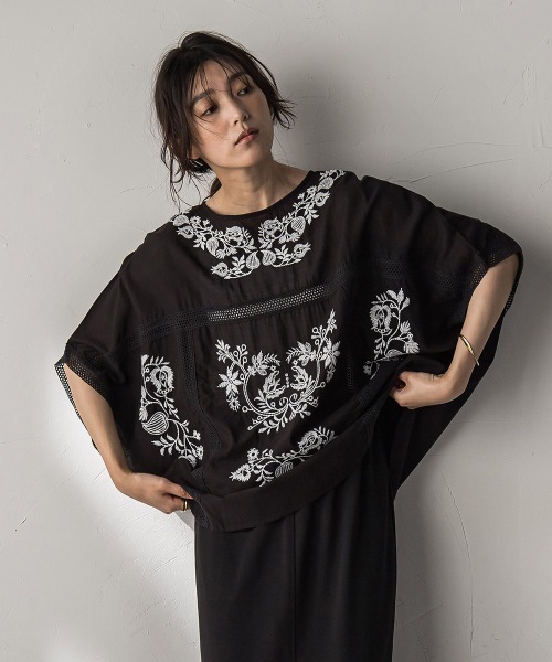 MAYSON GREY(メイソングレイ)の「ボタニカル刺繍ドルマンブラウス≪手洗い可能≫(シャツ/ブラウス・レディース・ホワイト/チャコールグレー/ブラック・M)」の3枚目の写真