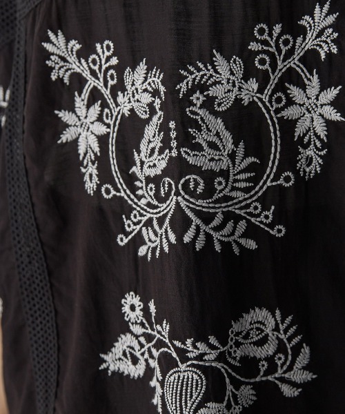 MAYSON GREY(メイソングレイ)の「ボタニカル刺繍ドルマンブラウス≪手洗い可能≫(シャツ/ブラウス・レディース・ホワイト/チャコールグレー/ブラック・M)」の9枚目の写真