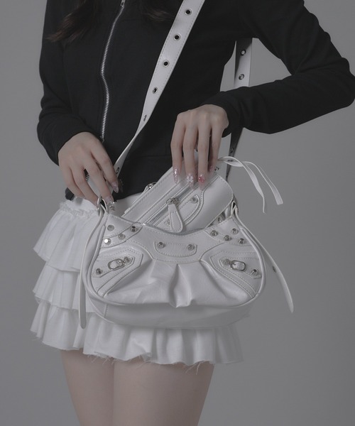 Chick（チック）の「Metal  studs Gather Shoulder Bag / メタルスタッズギャザーショルダーバッグ（ショルダーバッグ・レディース・ホワイト/ブラック・FREE）」の21枚目の写真