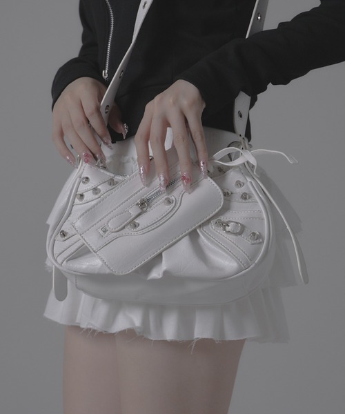 Chick（チック）の「Metal  studs Gather Shoulder Bag / メタルスタッズギャザーショルダーバッグ（ショルダーバッグ・レディース・ホワイト/ブラック・FREE）」の22枚目の写真