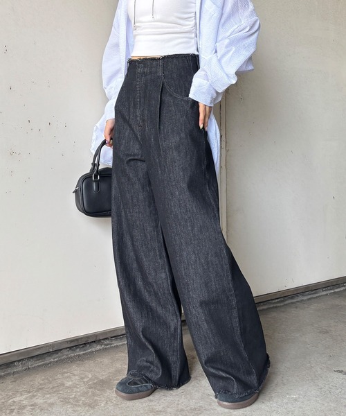 ISOOK（アイスー）の「ウエストカットオフデニムパンツ / ストレート デザインデニム ハイウエスト ジーパン ジーンズ ブラック ブルー 黒 青 ZOZOTOWN限定（デニムパンツ・レディース・インディゴブルー/ブラック・マルチサイズ）」の2枚目の写真