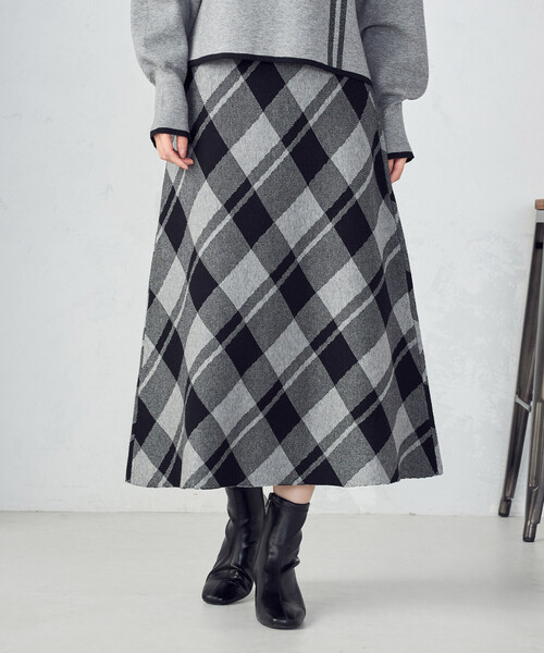 COMME CA ISM（コムサイズム）の「チェック柄　ニットスカート / セットアップ対応（スカート・レディース・ブラック/グレー・LARGE/MEDIUM）」の2枚目の写真