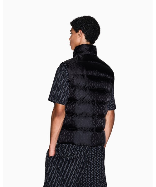 ARMANI EXCHANGE（アルマーニエクスチェンジ）の「【A|X アルマーニ エクスチェンジ】オールオーバーロゴ シャイニーダウンベスト（ダウンベスト・メンズ・ブラック・X-SMALL/X-LARGE/LARGE/MEDIUM/SMALL）」の2枚目の写真