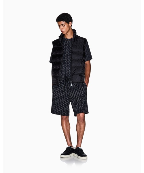 ARMANI EXCHANGE（アルマーニエクスチェンジ）の「【A|X アルマーニ エクスチェンジ】オールオーバーロゴ シャイニーダウンベスト（ダウンベスト・メンズ・ブラック・X-SMALL/X-LARGE/LARGE/MEDIUM/SMALL）」の4枚目の写真