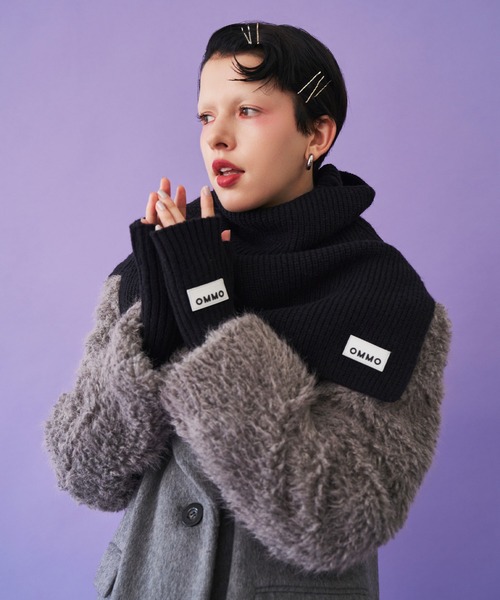 OMMO(オーエムエムオー)の「CAPE ARM WORMER SET(ネックウォーマー/スヌード・レディース・レッド/ブラック/グレー・F)」の2枚目の写真
