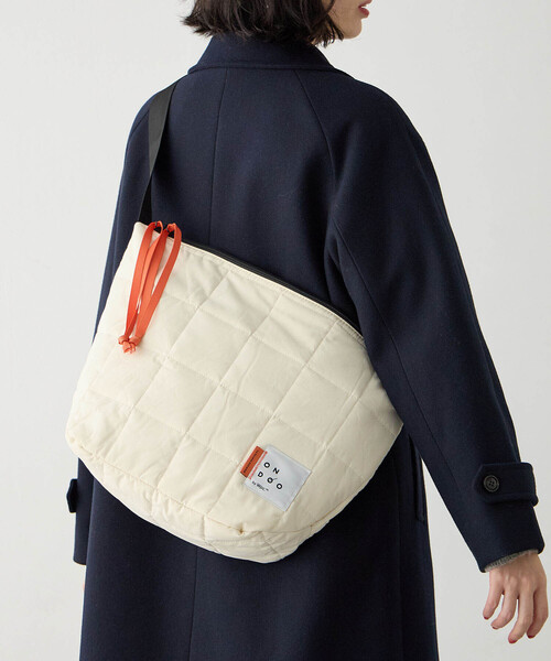 CROSSPLUS ONLINE(クロスプラスオンライン)の「【ONDOO】キルティングショルダーバック【撥水・A4・ノートPC・タブレット収納可能】(トートバッグ・レディース・ベージュ/オフホワイト/ブラック/グレー・フリー)」の2枚目の写真