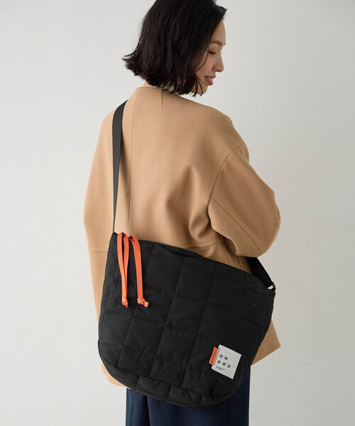 CROSSPLUS ONLINE(クロスプラスオンライン)の「【ONDOO】キルティングショルダーバック【撥水・A4・ノートPC・タブレット収納可能】(トートバッグ・レディース・ベージュ/オフホワイト/ブラック/グレー・フリー)」の5枚目の写真