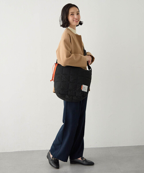 CROSSPLUS ONLINE(クロスプラスオンライン)の「【ONDOO】キルティングショルダーバック【撥水・A4・ノートPC・タブレット収納可能】(トートバッグ・レディース・ベージュ/オフホワイト/ブラック/グレー・フリー)」の6枚目の写真