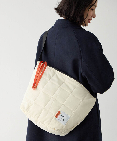 CROSSPLUS ONLINE(クロスプラスオンライン)の「【ONDOO】キルティングショルダーバック【撥水・A4・ノートPC・タブレット収納可能】(トートバッグ・レディース・ベージュ/オフホワイト/ブラック/グレー・フリー)」の7枚目の写真