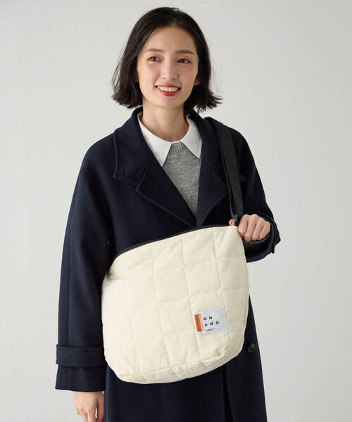 CROSSPLUS ONLINE(クロスプラスオンライン)の「【ONDOO】キルティングショルダーバック【撥水・A4・ノートPC・タブレット収納可能】(トートバッグ・レディース・ベージュ/オフホワイト/ブラック/グレー・フリー)」の8枚目の写真