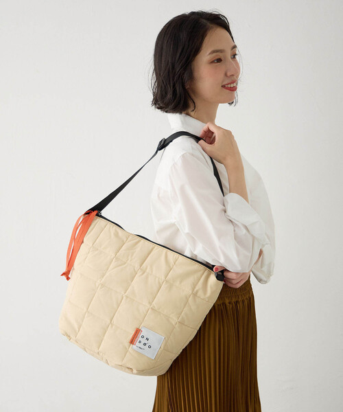 CROSSPLUS ONLINE(クロスプラスオンライン)の「【ONDOO】キルティングショルダーバック【撥水・A4・ノートPC・タブレット収納可能】(トートバッグ・レディース・ベージュ/オフホワイト/ブラック/グレー・フリー)」の9枚目の写真