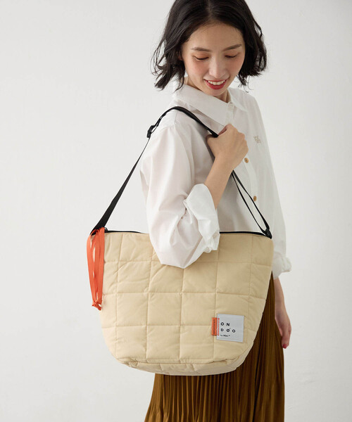 CROSSPLUS ONLINE(クロスプラスオンライン)の「【ONDOO】キルティングショルダーバック【撥水・A4・ノートPC・タブレット収納可能】(トートバッグ・レディース・ベージュ/オフホワイト/ブラック/グレー・フリー)」の10枚目の写真