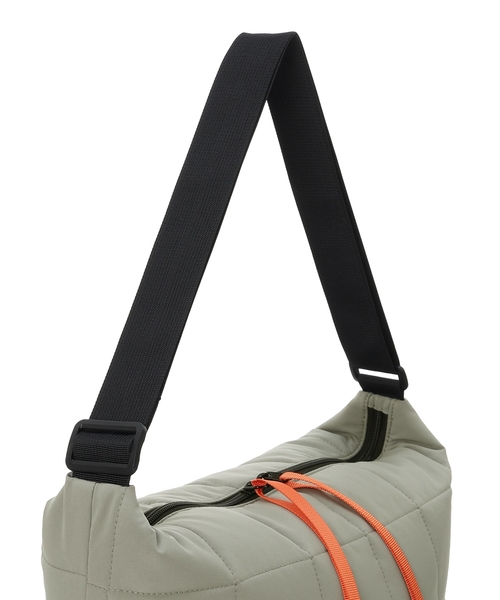 CROSSPLUS ONLINE(クロスプラスオンライン)の「【ONDOO】キルティングショルダーバック【撥水・A4・ノートPC・タブレット収納可能】(トートバッグ・レディース・ベージュ/オフホワイト/ブラック/グレー・フリー)」の19枚目の写真