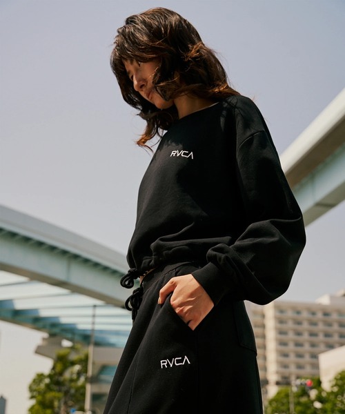 RVCA(ルーカ)の「RVCA レディース MINI RVCA OFF SHOULDER SWEAT SHIRT トレーナー 【2025年秋冬モデル】 @autumn/ルーカスウェットトレーナー(スウェット・レディース・ブラック/グレー/オフホワイト・MEDIUM/SMALL)」の4枚目の写真