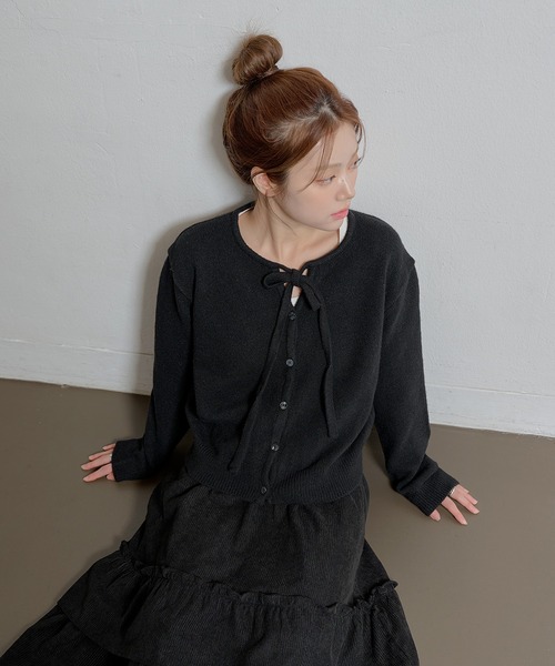 UNE MANSION（ユヌマンション）の「ラブリーフロントリボンボタンカーディガン（ニット/セーター・レディース・ベージュ/ブラック/アイボリー/グレー・FREE）」の2枚目の写真