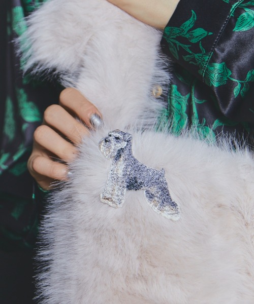 manana suerte(マニャーナスエルテ)の「DOGワッペンブローチ(ブローチ/コサージュ・レディース・グレー/ホワイト・FREE)」の1枚目の写真