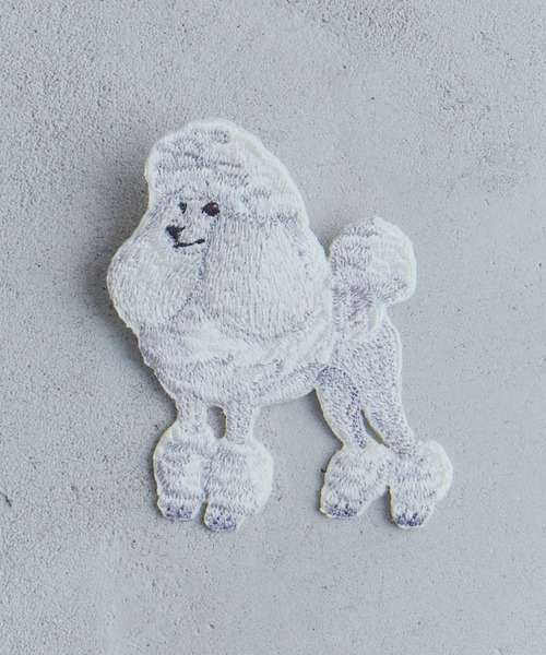 manana suerte(マニャーナスエルテ)の「DOGワッペンブローチ(ブローチ/コサージュ・レディース・グレー/ホワイト・FREE)」の3枚目の写真