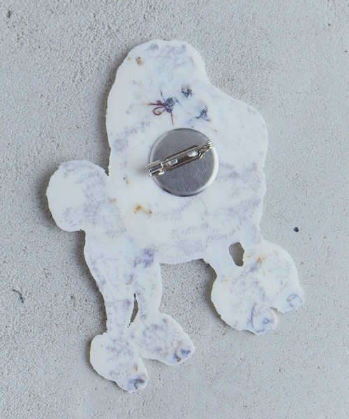 manana suerte(マニャーナスエルテ)の「DOGワッペンブローチ(ブローチ/コサージュ・レディース・グレー/ホワイト・FREE)」の4枚目の写真