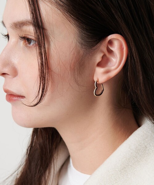 BEAUTY&YOUTH UNITED ARROWS（ビューティーアンドユースユナイテッドアローズ）の「キュービックジルコニア ライン ハート ピアス（ピアス（両耳用）・レディース・シルバー/ゴールド・FREE）」の2枚目の写真
