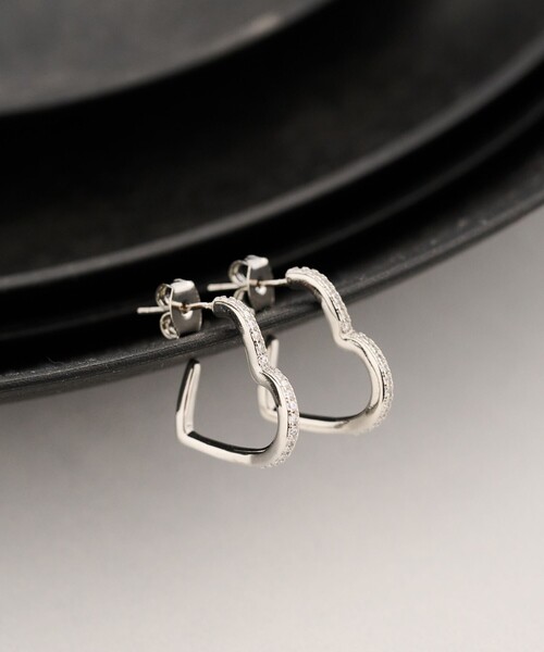 BEAUTY&YOUTH UNITED ARROWS（ビューティーアンドユースユナイテッドアローズ）の「キュービックジルコニア ライン ハート ピアス（ピアス（両耳用）・レディース・シルバー/ゴールド・FREE）」の3枚目の写真
