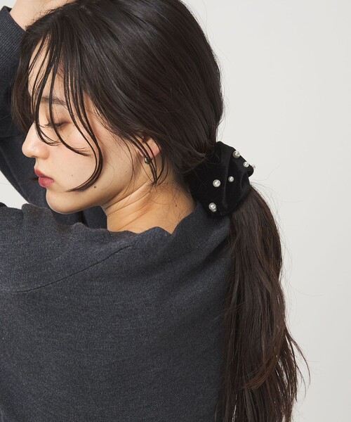 green label relaxing（グリーンレーベルリラクシング）の「【WEB限定】起毛 ヘアカフ（フェイクパール）クラップカフ / ポニーフック / フックポニー（シュシュ・レディース・ライトグレー/ブラック・FREE）」の2枚目の写真